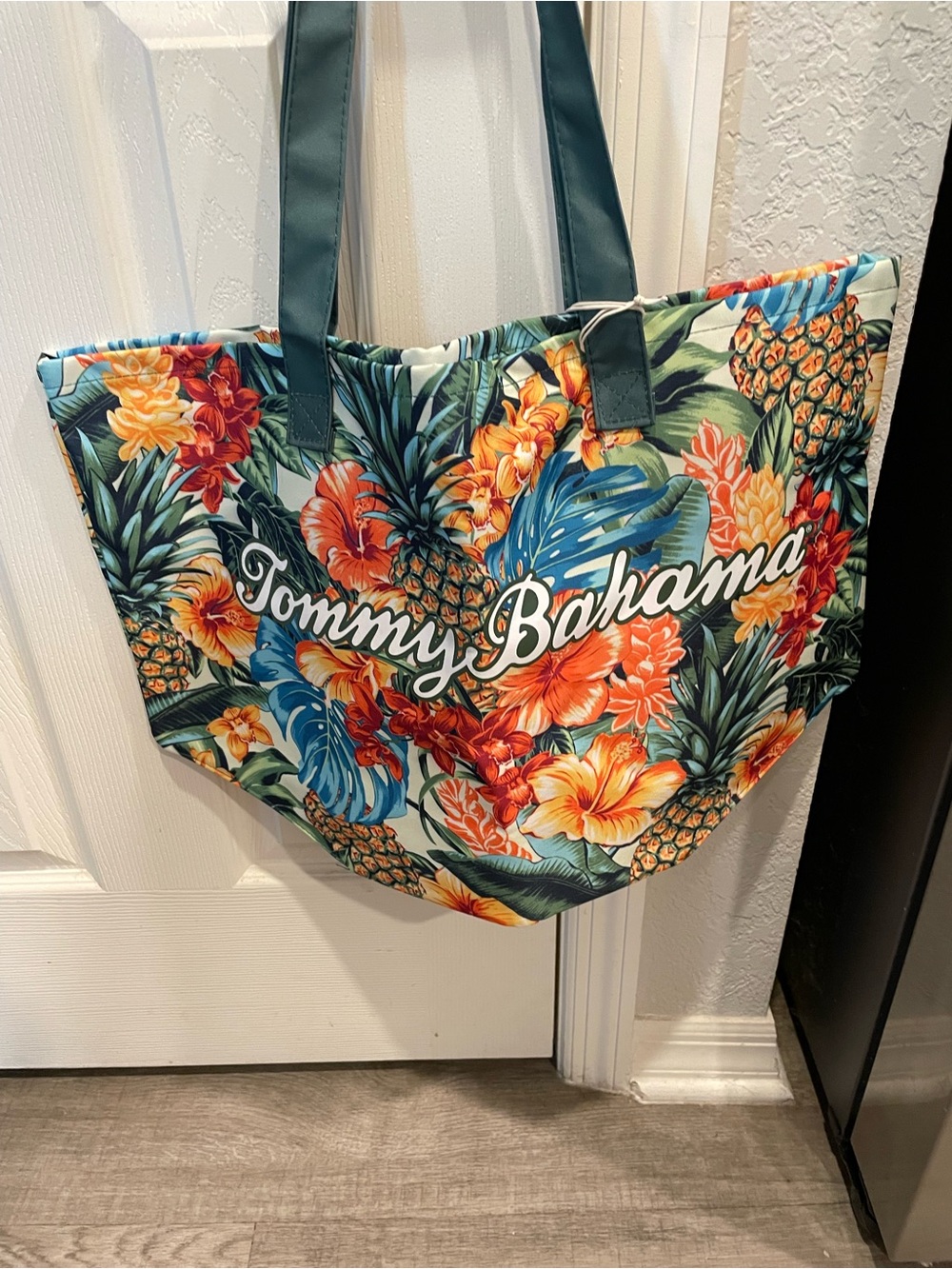 Tommy Bahama THE PINEAPPLE BLOOMS TOTE Large shopper tropical vinyl bag NEW